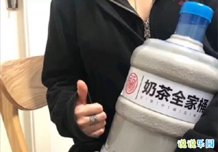 秋天的第一杯奶茶文案合集 秋天第一杯奶茶52块钱的说说