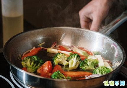 男友做饭秀恩爱的句子 晒有个会做饭老公的说说